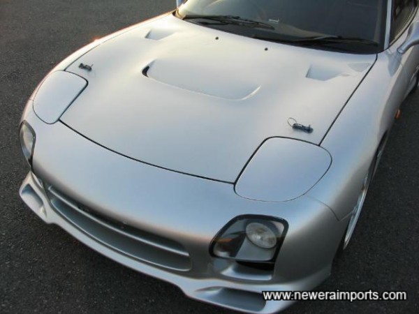 Vented bonnet. No expense spared on this RX-7!