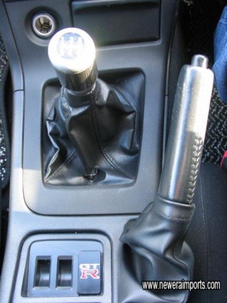 Nismo Carbon Fibre & Alloy gearknob.