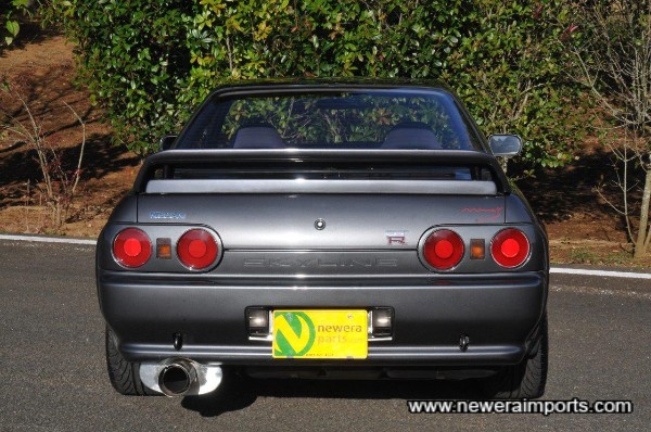 Nismo N1 (replica) boot lip (FRP) is also fitted. 